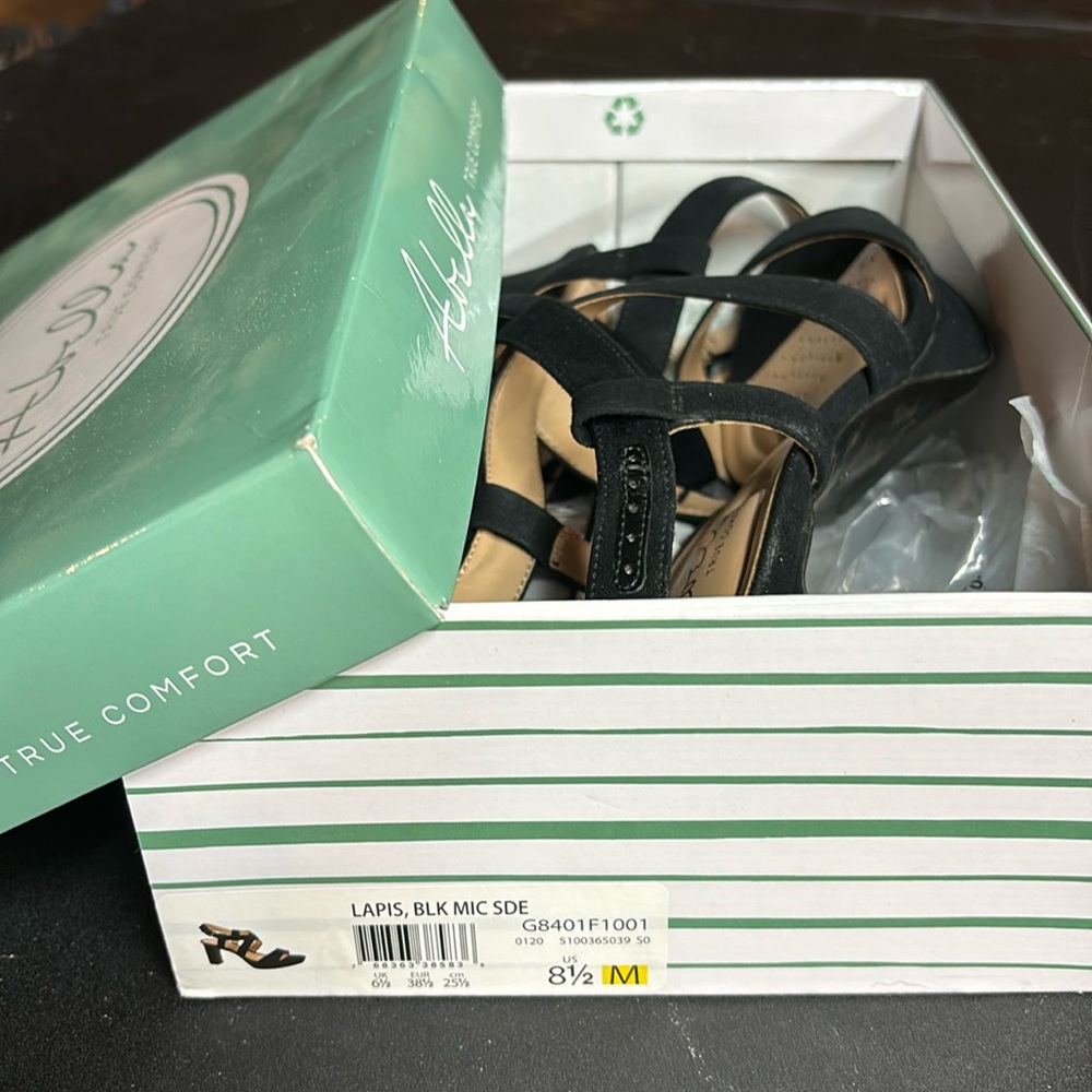Abella true comfort heels. Size 8 1/2. Very little wear. In good condition.
